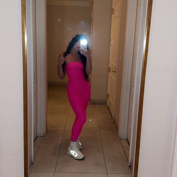 Good American hot pink scrunch maxi dress - Picture 6 of 7